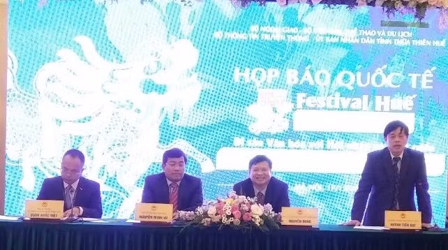 Ban tổ chức thông tin về Festival Huế 2020 tại buổi họp báo. Ảnh: Bình Thanh.