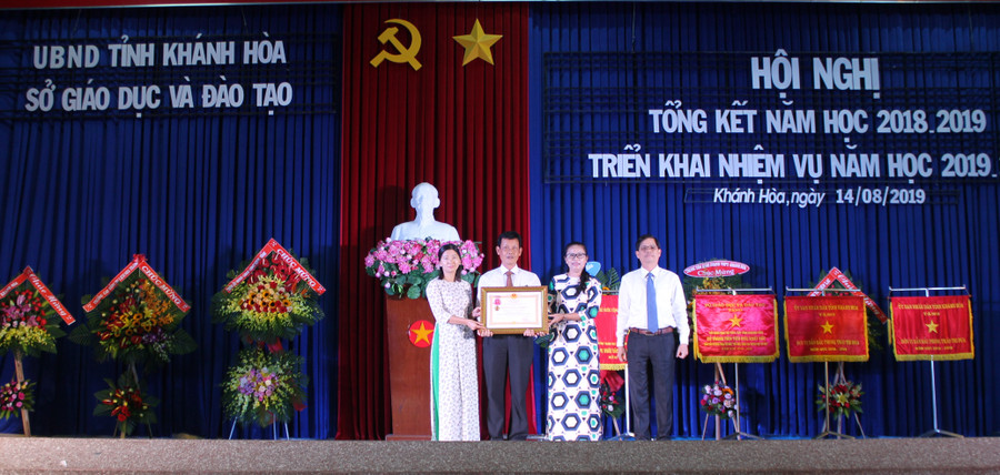 Trao Huân chương Lao động hạng Nhất cho Hiệu trưởng trường THPT Lý Tự Trọng