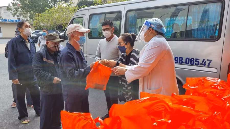 "Tết sẻ chia" trở thành hoạt động thường niên của Trường Lương Thế Vinh nhằm giúp vơi bớt phần nào khó khăn cho trẻ em và người nghèo.