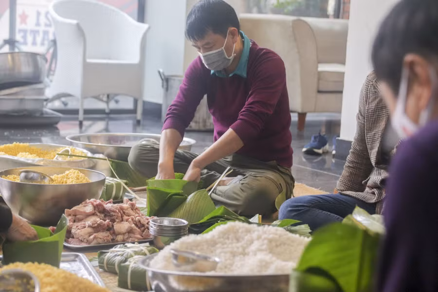 Cán bộ, giáo viên, nhân viên nhà trường cùng nhau gói bánh tặng học sinh vùng cao và người nghèo.