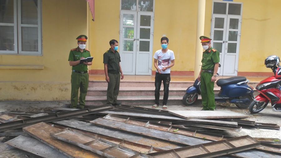 Công an thị trấn Tân Thanh lấy lời khai đối tượng Đức và các tang vật thu giữ. - ảnh CAHN.