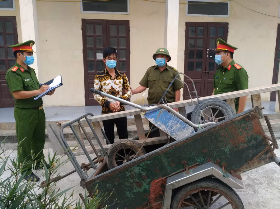 Đối tượng Vũ Gia Lý và 1 số hiện vật vừa trộm cắp.