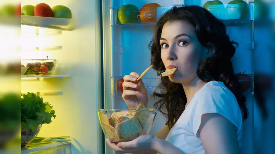 Thay vì tiêu thụ quá nhiều thực phẩm béo, bạn nên tập trung vào việc áp dụng một chế độ ăn uống cân bằng. (Ảnh: ITN)