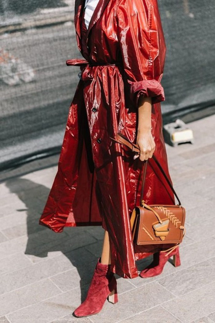 Ai mà ngờ kiểu áo bóng nhẫy này có ngày thành mốt? Ảnh số - 4 Không ai ngờ kiểu áo bóng bẫy này đang làm mưa làm gió mùa Thu Đông năm nay ảnh 4