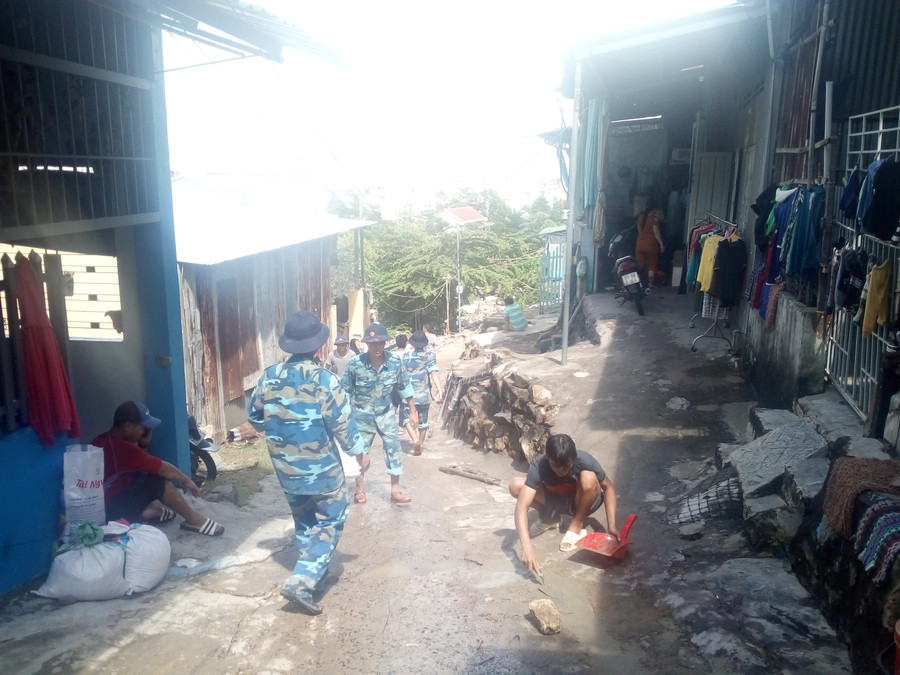 Bộ đội địa phương tích cực hỗ trợ người dân và tìm kiếm nạn nhân mất tích sau cơn lũ quét Bộ đội địa phương tích cực hỗ trợ người dân và tìm kiếm nạn nhân mất tích sau cơn lũ quét