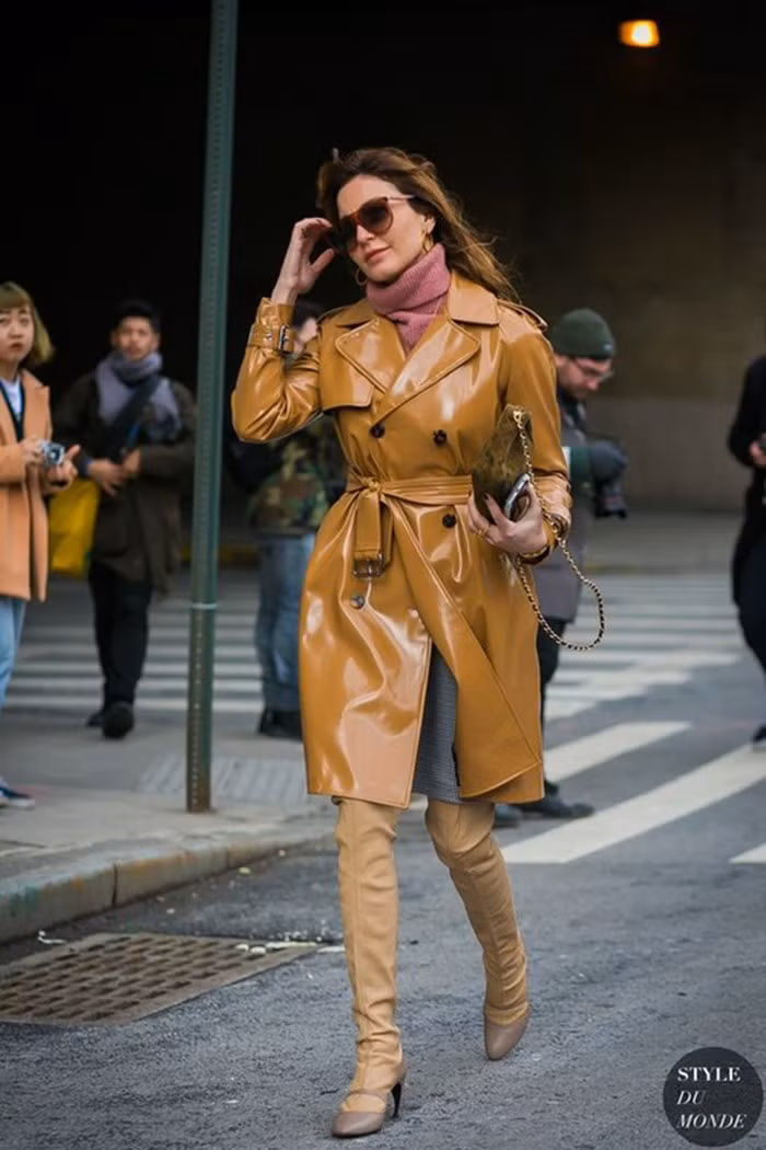 Không ai ngờ kiểu áo bóng bẫy này đang làm mưa làm gió mùa Thu Đông năm nay ảnh 12