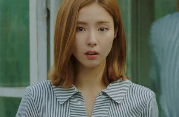 Ác cảm khi mẹ chồng bắt ra ở riêng, khi hiểu nguyên do nàng dâu chỉ biết ngậm ngùi xấu hổ ảnh 2 Dung xấu hổ vô cùng sau khi nghe được cuộc nói chuyện giữa mẹ và chồng. (Ảnh minh họa)