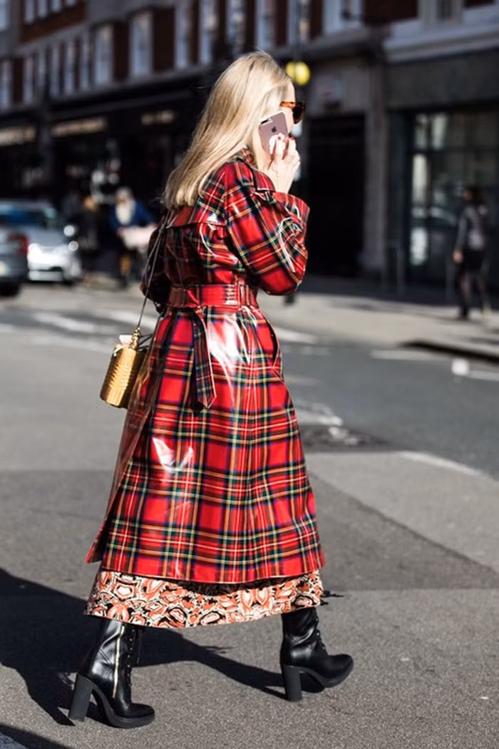 Không ai ngờ kiểu áo bóng bẫy này đang làm mưa làm gió mùa Thu Đông năm nay ảnh 3