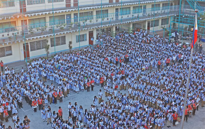 HS một trường trung học ở Philippines đang tham gia nghi lễ chào cờ trước buổi học đầu tiên trong tuần