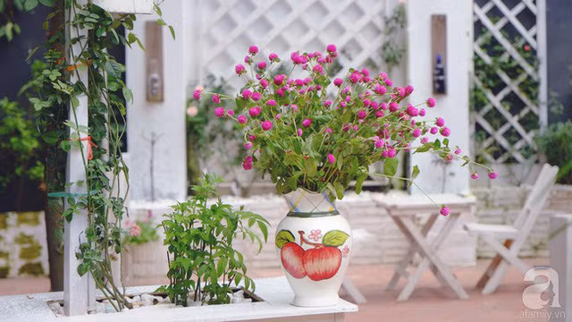  Lọ hoa xinh tươi giữa vườn. 