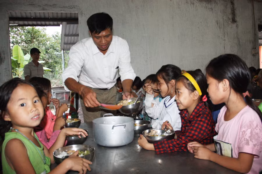 Thầy Nguyễn Quang Diện chăm sóc bữa ăn bán trú cho học sinh