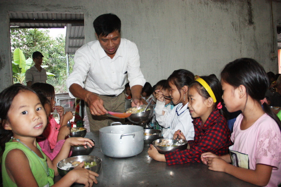 Thầy Nguyễn Quang Diện chăm sóc bữa ăn bán trú cho học sinh Thầy Nguyễn Quang Diện chăm sóc bữa ăn bán trú cho học sinh