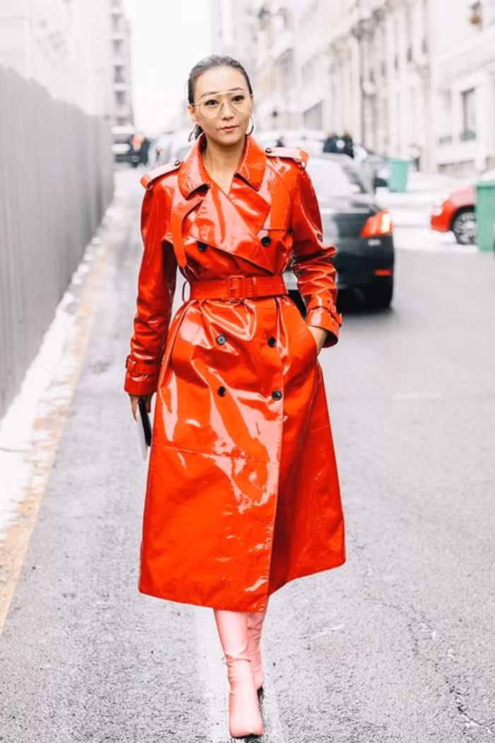 Không ai ngờ kiểu áo bóng bẫy này đang làm mưa làm gió mùa Thu Đông năm nay ảnh 9