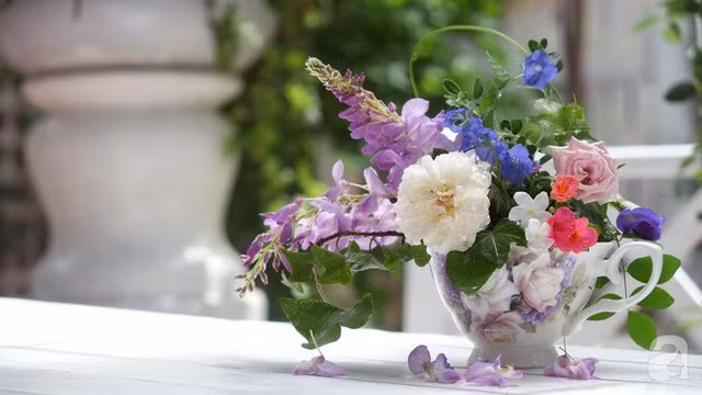  Mỗi góc nhỏ đều ấn tượng hơn nhờ những tác phẩm hoa tự tay cắm của anh Tú. 