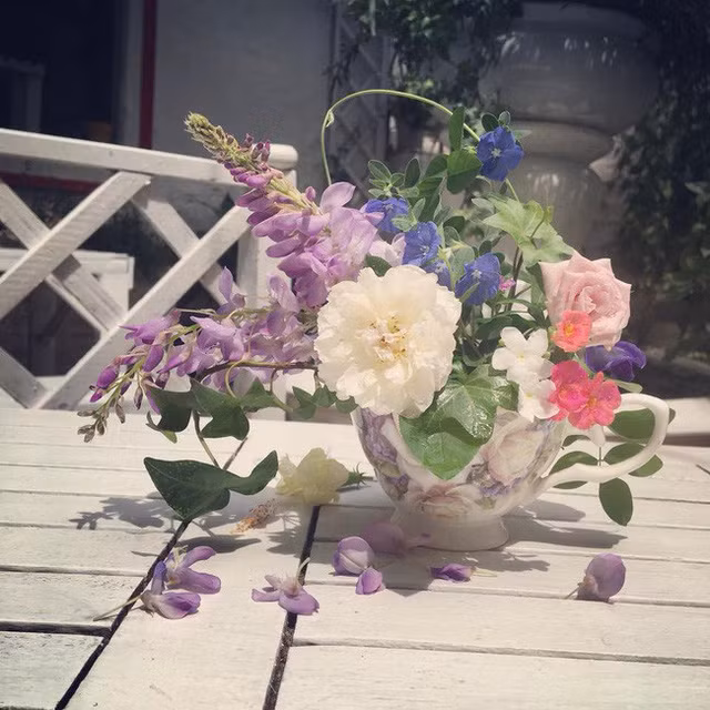  Ngắm hoa anh Minh Tú cắm, mọi người dễ dàng cảm thấy cuộc sống thêm bình yên, trong trẻo. 