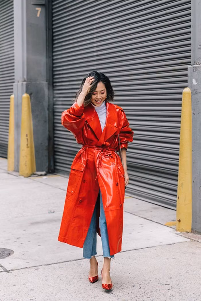 Không ai ngờ kiểu áo bóng bẫy này đang làm mưa làm gió mùa Thu Đông năm nay ảnh 1