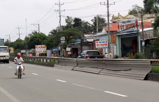 Những tấm tôn gây nguy hiểm cho người qua lại (ảnh chụp ngày 17/11)