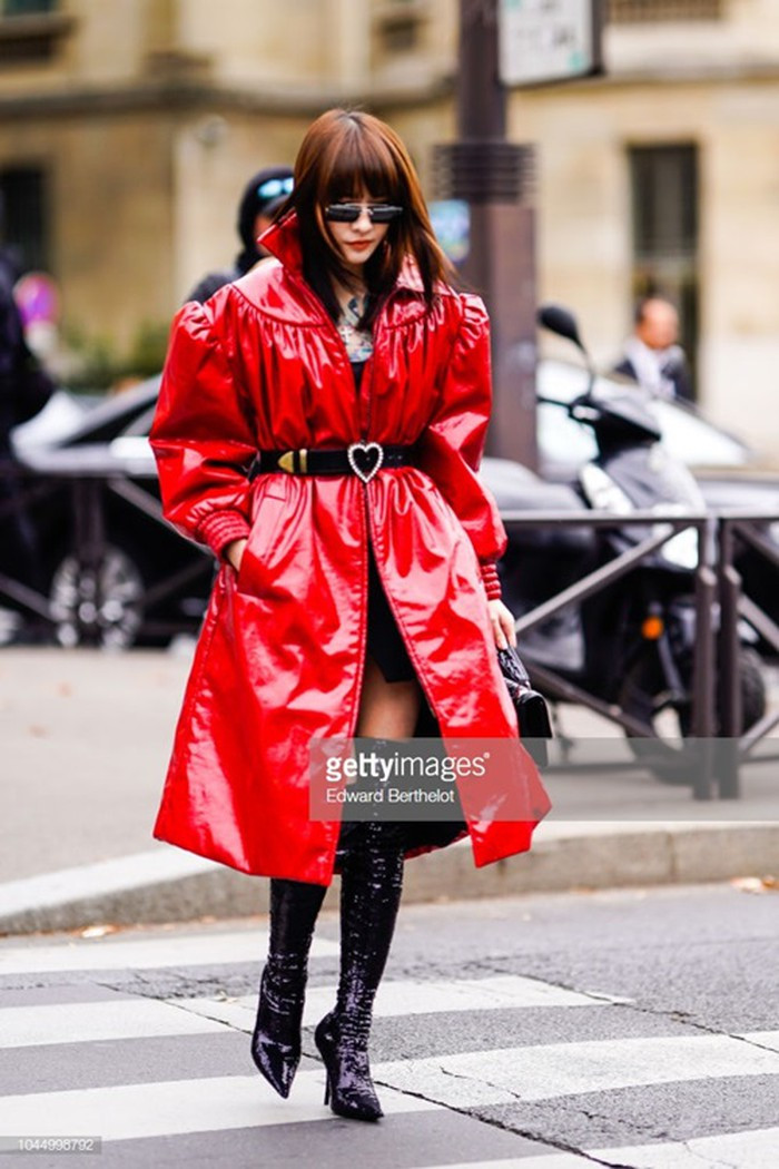 Ai mà ngờ kiểu áo bóng nhẫy này có ngày thành mốt? Ảnh số - 8 Không ai ngờ kiểu áo bóng bẫy này đang làm mưa làm gió mùa Thu Đông năm nay ảnh 8