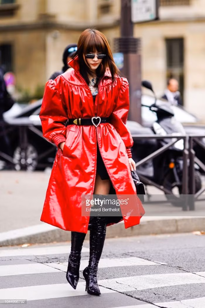 Không ai ngờ kiểu áo bóng bẫy này đang làm mưa làm gió mùa Thu Đông năm nay ảnh 8