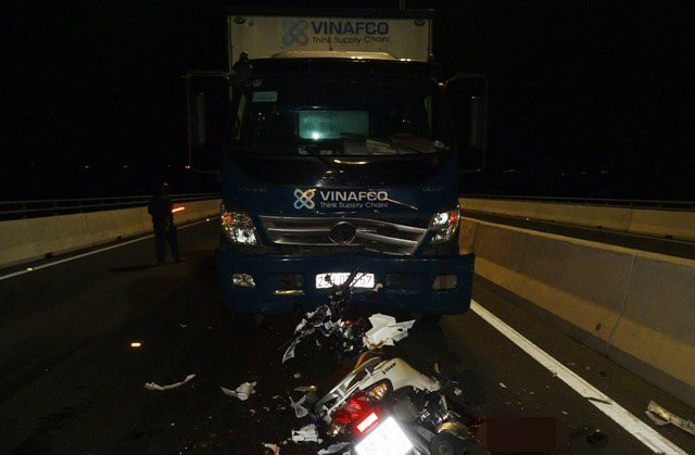 Hiện trường vụ tai nạn. Đâm xe kinh hoàng khi chạy ngược chiều, 2 cô gái tử vong