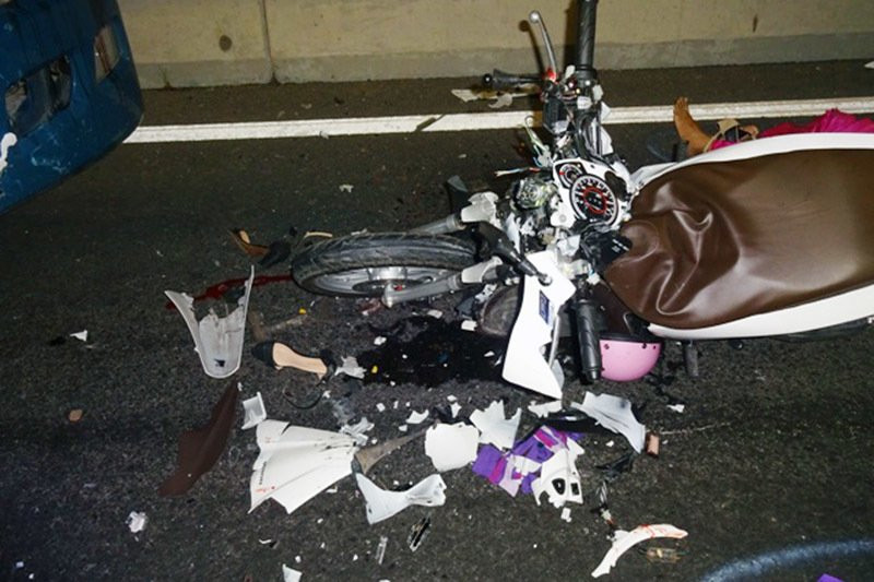 Chiếc xe máy của hai cô gái bị biến dạng hoàn toàn. Đâm xe kinh hoàng khi chạy ngược chiều, 2 cô gái tử vong