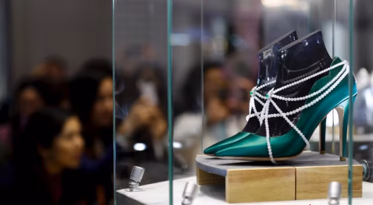 Cận cảnh đôi giày nạm hàng nghìn viên kim cương trị giá hơn 100 tỷ đồng ảnh 4 Đôi giày nạm hàng nghìn viên kim cương trị giá hơn trăm tỷ đồng khiến bao cô gái mơ ước