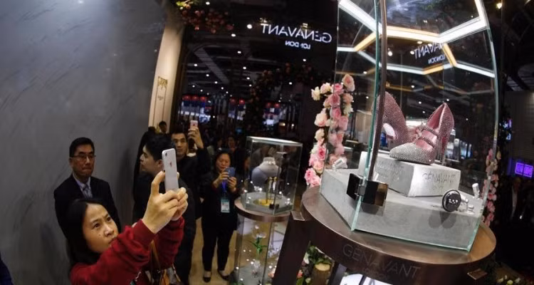 Đôi giày đắt đỏ thu hút sự chú ý của những người tham dự