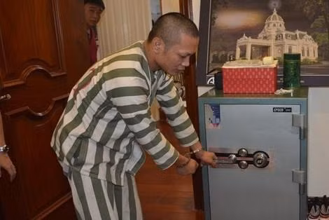 Đối tượng được đưa đi thực nghiệm tại hiện trường vụ trộm cắp, ảnh: CTV