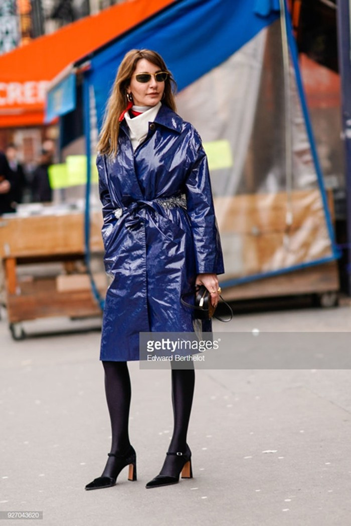 Ai mà ngờ kiểu áo bóng nhẫy này có ngày thành mốt? Ảnh số - 7 Không ai ngờ kiểu áo bóng bẫy này đang làm mưa làm gió mùa Thu Đông năm nay ảnh 7