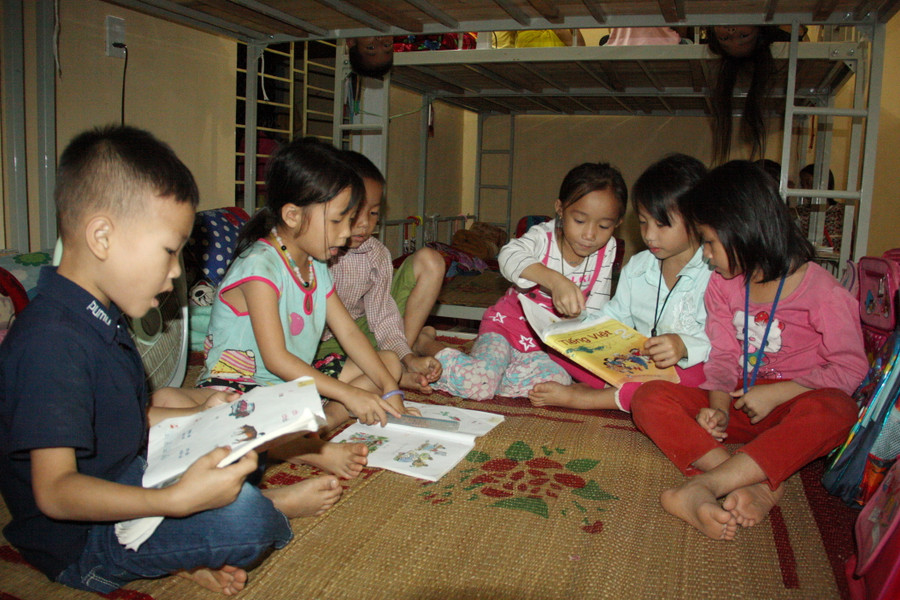 Học sinh Trường PTDTBT Tiểu học An Lương tự học trước khi đi ngủ Học sinh Trường PTDTBT Tiểu học An Lương tự học trước khi đi ngủ