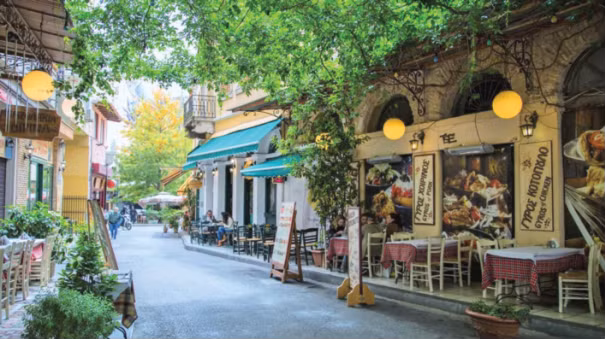 Du khách sẽ ngạc nhiên trước vẻ đẹp tự nhiên của Plaka. Với vô số góc nhỏ, nhiều quán rượu và quán cà phê, nơi du khách có thể nghỉ ngơi, thưởng thức đồ uống giải khát hoặc ăn một bữa thịnh soạn, tránh xa sự hối hả và nhộn nhịp của Athens