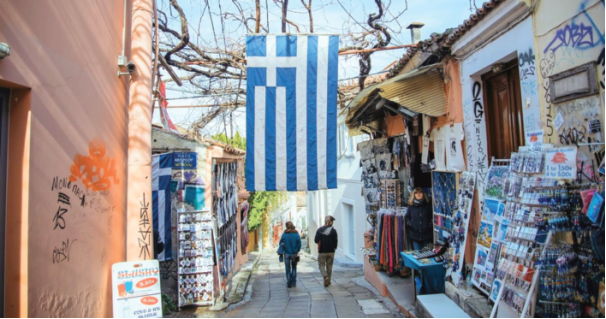 Dọc hai bên đường ngoài những quán coffee, còn có những gian hàng bày bán rất nhiều đồ lưu niệm