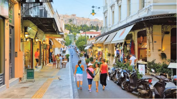 Plaka là khu phố cổ nhất nằm trên đồi Acropolis, sở hữu nét kiến trúc độc đáo theo kiểu cổ điển của đế chế Ottoman