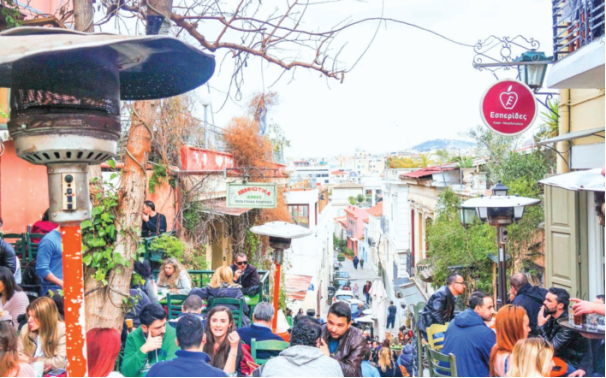 Du khách rất thích ngồi thư giãn ngắm cảnh ở Plaka