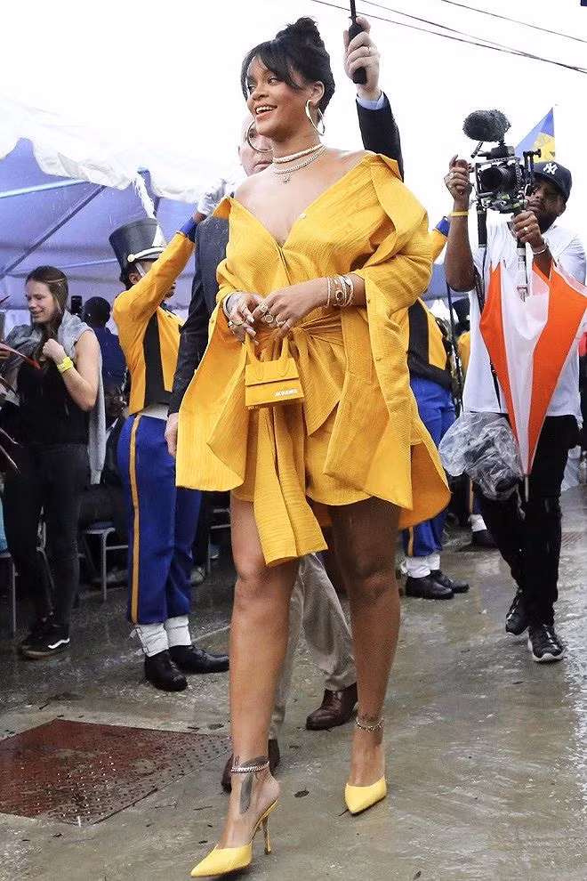Rihanna “ton sur ton” với chiếc túi mini Le Sac Chiquito của Jacquemus