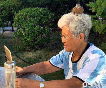 Cụ bà 84 tuổi mỗi lần "buôn chuyện" có hơn 240.000 người theo dõi 