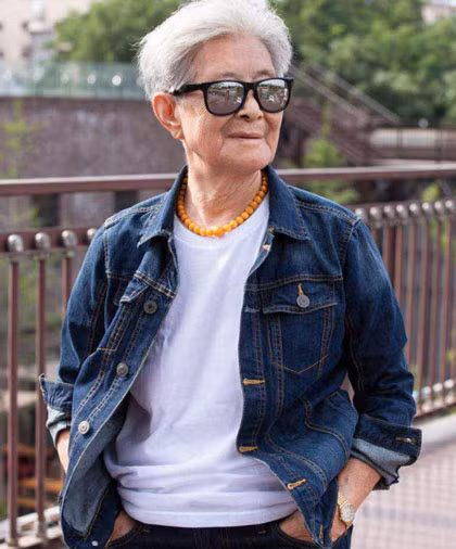 Cụ&nbsp;Qiu Zhizhen, 81 tuổi, ở Hà Bắc, Trung Quốc, là nhân vật hot trên mạng xã hội nước này&nbsp;gần đây, khi mỗi cuộc trò chuyện trực tuyến của cụ có hơn 240.000 theo dõi.