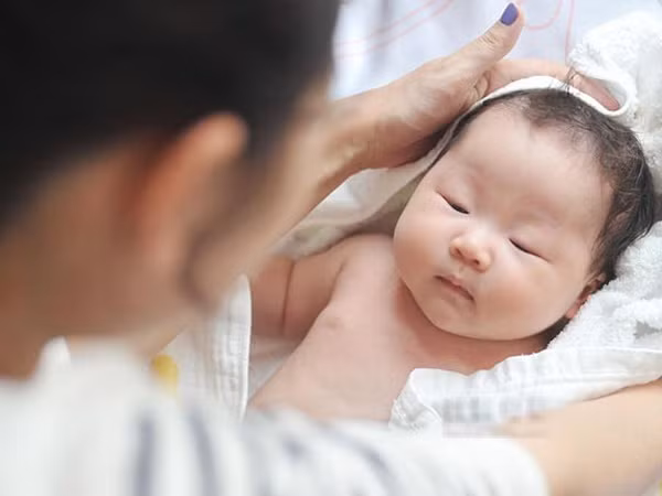 Không phải con bị rụng tóc là thiếu canxi, bác sĩ chỉ ra nguyên nhân mà cha mẹ nên biết