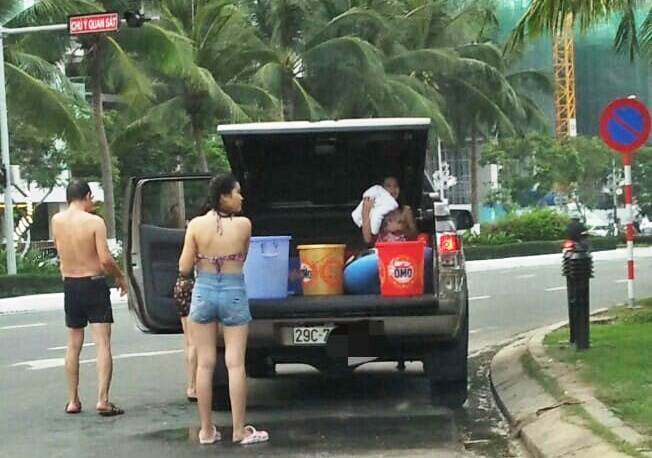 Cả nhà thản nhiên đỗ ô tô, tắm táp trên đường phố Đà Nẵng ảnh 2 Cả nhà thản nhiên đỗ ô tô, tắm táp trên đường phố Đà Nẵng