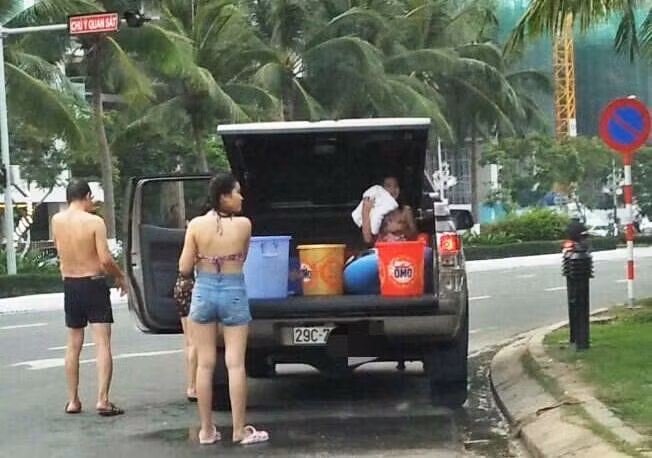 Cả nhà thản nhiên đỗ ô tô, tắm táp trên đường phố Đà Nẵng