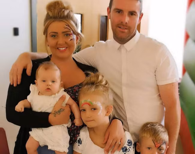 Con gái sơ sinh qua đời đột ngột chỉ sau một tiếng đồng hồ chụp ảnh với gia đình, người mẹ sợ hãi lên tiếng cảnh báo khi biết sự thật đằng sau - Ảnh 1.