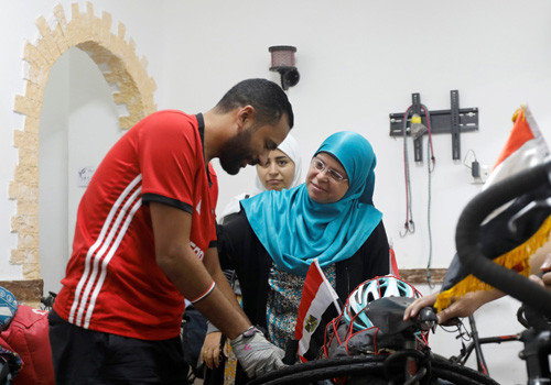 Mẹ của Mohamed (choàng khăn xanh) và chị gái (khăn trắng) đang dặn dò chàng trai trẻ tại nhà, trước khi anh lên đường. Ảnh: Reuters.