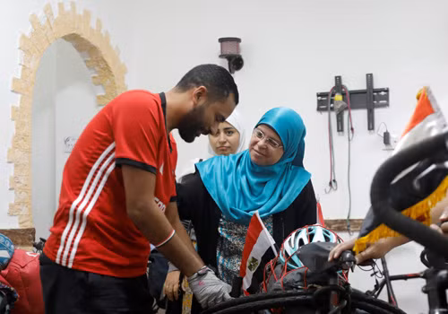 Mẹ của Mohamed (choàng khăn xanh) và chị gái (khăn trắng) đang dặn dò chàng trai trẻ tại nhà, trước khi anh lên đường. Ảnh: Reuters.