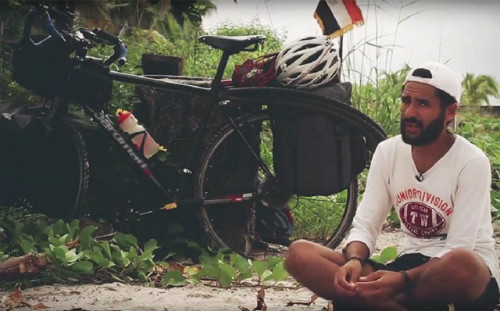 Mohamedhy vọng nhận được nhiều sự giúp đỡ từ những người lạ tốt bụng trên đường đi. Ảnh: Twitter.