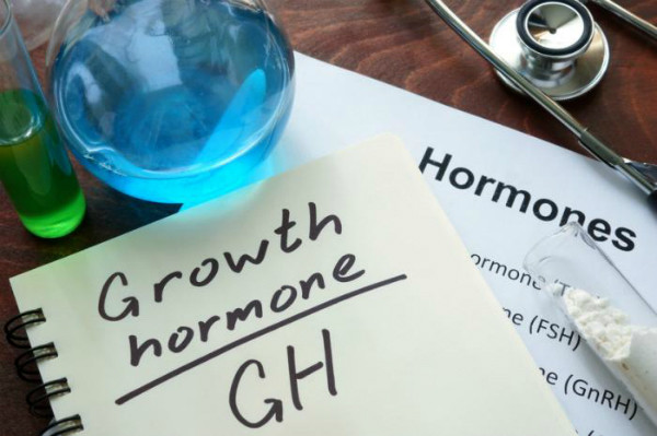 Tiêm hormone tăng trưởng có thể khiến trẻ dậy thì quá sớm và làm ảnh hưởng đến chiều cao của trẻ. Tiêm hormone tăng trưởng có thể khiến trẻ dậy thì quá sớm làm ảnh hưởng đến chiều cao của trẻ. Ảnh: MNT