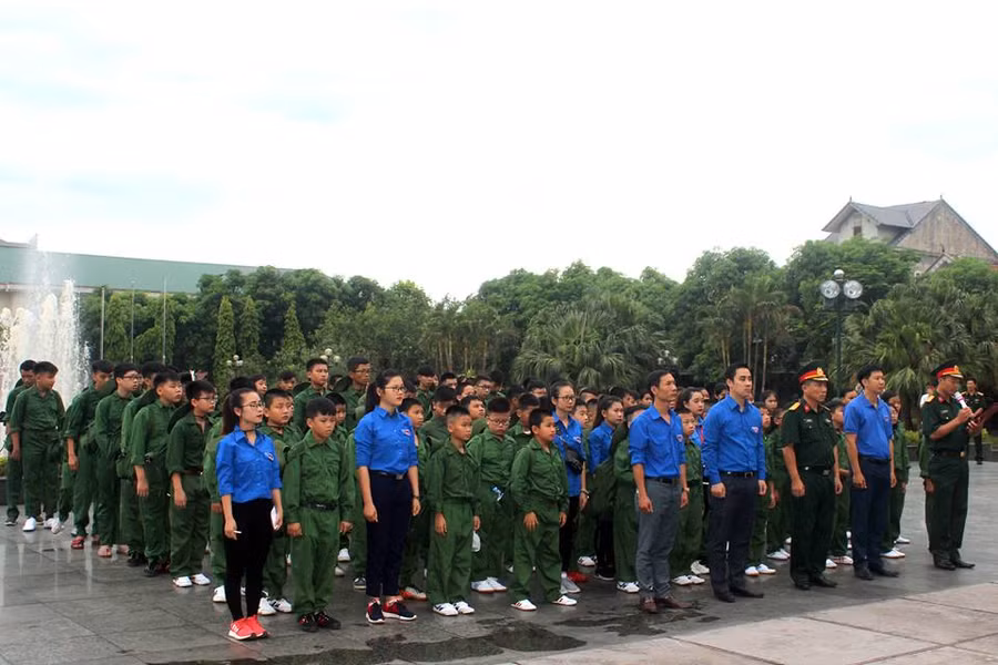 100 chiến sĩ nhí cùng các đại biểu đã đến dâng hoa, dâng hương tại khu lưu niệm Bác Hồ về thăm Hà Tĩnh