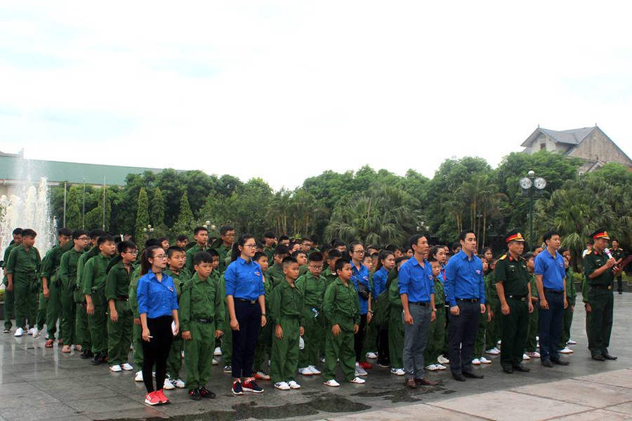 100 chiến sĩ nhí cùng các đại biểu đã đến dâng hoa, dâng hương tại khu lưu niệm Bác Hồ về thăm Hà Tĩnh 100 chiến sĩ nhí cùng các đại biểu đã đến dâng hoa, dâng hương tại khu lưu niệm Bác Hồ về thăm Hà Tĩnh