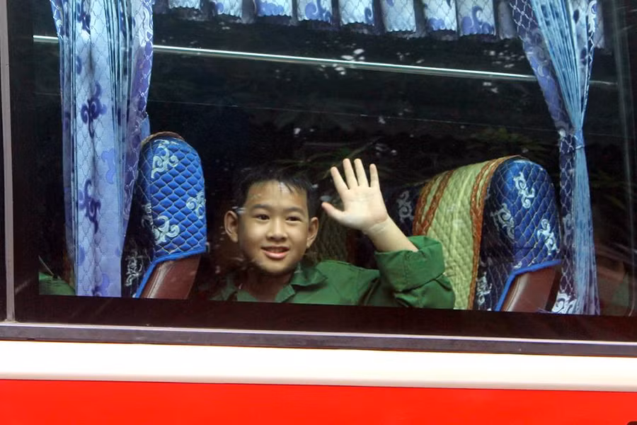 Chiến sĩ nhí tạm biệt gia đình, người thân lên đường học tập và rèn luyện Chiến sĩ nhí tạm biệt gia đình, người thân lên đường học tập và rèn luyện