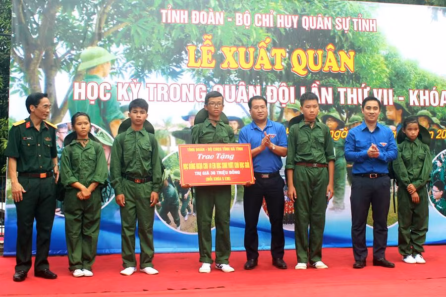 Ban Tổ chức trao học bổng cho các em học sinh có hoàn cảnh khó khăn