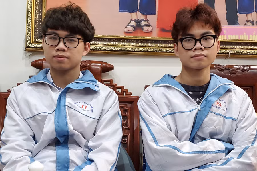 Hai anh em song sinh Nguyễn Lê Bảo Long và Nguyễn Lê Thành Công cùng giành giải Nhất môn Sinh học trong kỳ thi HSG Quốc gia 2023-2024. (Ảnh: NT).